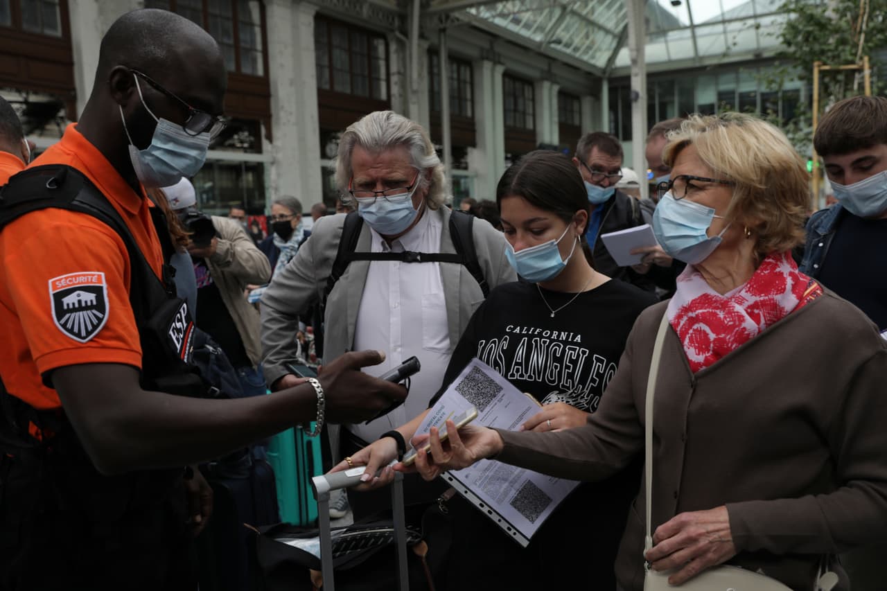 En los hospitales franceses, los visitantes y pacientes que tienen citas deben tener el "pasaporte de vacunación". Se hacen excepciones para personas en la sala de emergencias.