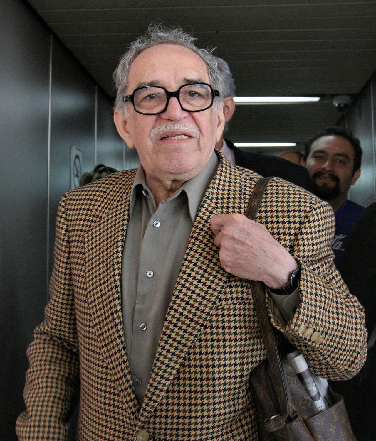 Gabriel García Márquez fue un novelista colombiano y uno de los más grandes escritores del siglo XX. Recibió el Premio Nobel de Literatura en 1982, principalmente por su obra maestra 
<i>Cien años de soledad</i>. Murió en 2014 en Ciudad de México.