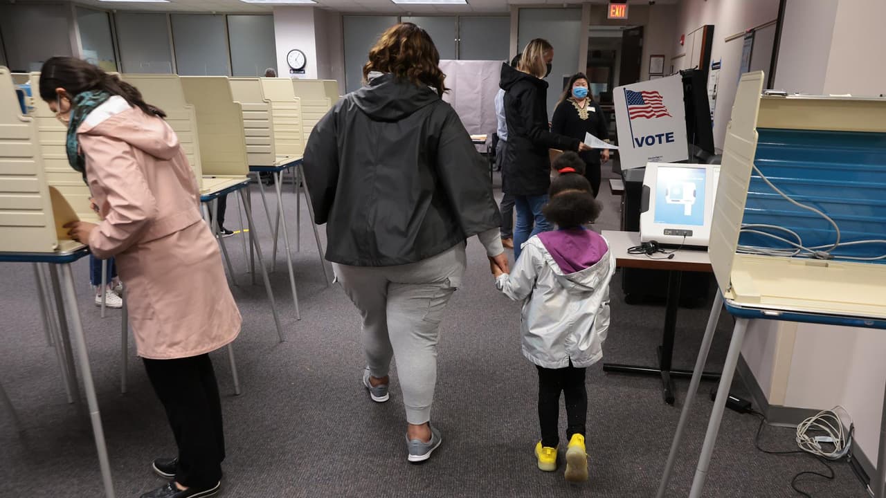 Serán en total 782 
<b><a href="https://www.univision.com/local/houston-kxln/politica-houston/elecciones-de-medio-termino-2022-politica-houston-texas" target="_blank">centros de votación</a></b> los que estarán habilitados en el condado de Harris y estarán abiertos de 7:00 am a 7:00 pm.