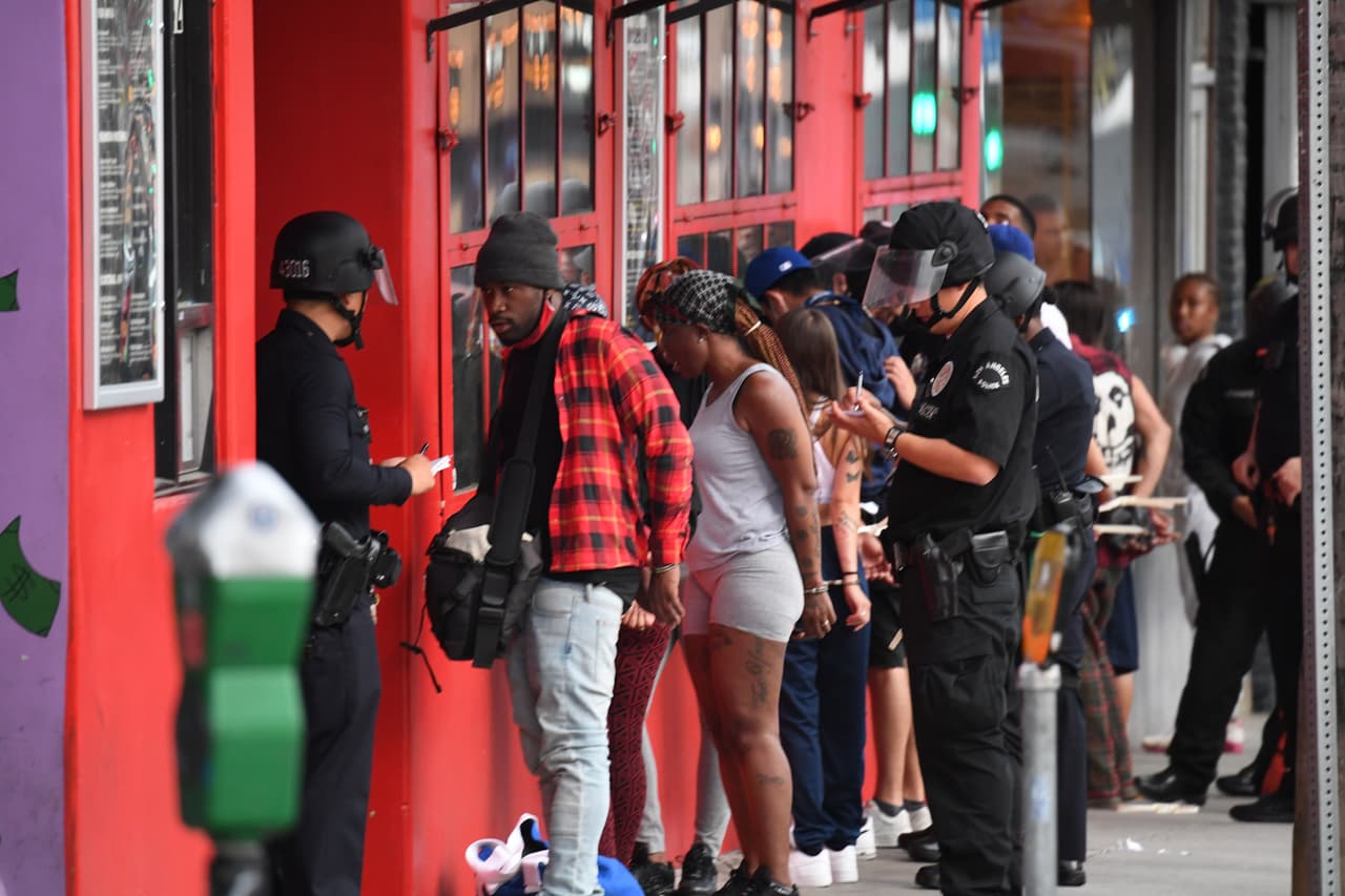 Personas arrestadas en California por violar el toque de queda. La medida se ha impuesto en más de 40 ciudades estadounidenses con el fin de controlar las protestas y evitar los saqueos.