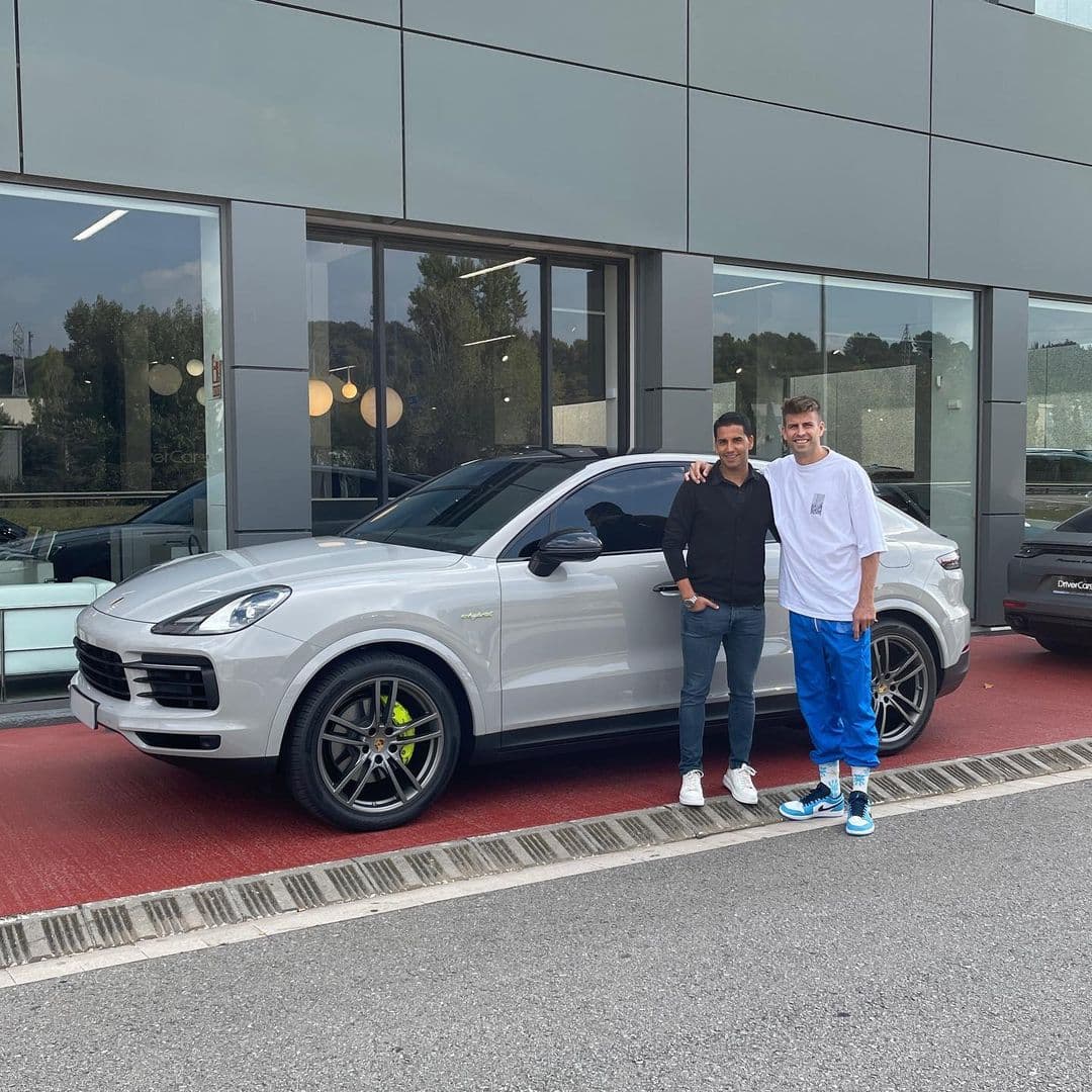“Es el que me han dado”, dijo simplemente el papá de Milan y Sasha, quien tienen una 
<a href="https://www.univision.com/famosos/pique-shakira-automoviles">millonaria colección de autos</a>. 
<br>