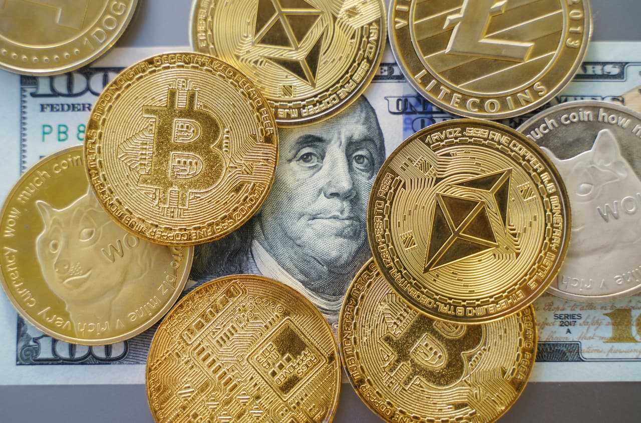 <h3 class="cms-H3-H3">8. Ingeniero de Blockchain</h3>
<br>
<br>Las previsiones apuntan que, de 2020 a 2030, el tamaño del mercado para Blockchain, especializado en las tecnologías para la transferencia electrónica de dinero y las criptomonedas, crecerá hasta un 85.9%. Son estos pronósticos los que hacen que esta profesión esté también entre las más solicitadas rumbo a 2023. 
<br>
<br>📌 
<b>Salario promedio por año:</b> $120,000.
<br>
<br>📌 
<b>Habilidades requeridas: </b>Conocimientos en lenguajes de programación como Python, JavaScript, Java y C++, habilidades para entender el funcionamiento de Blockchain. 
<br>