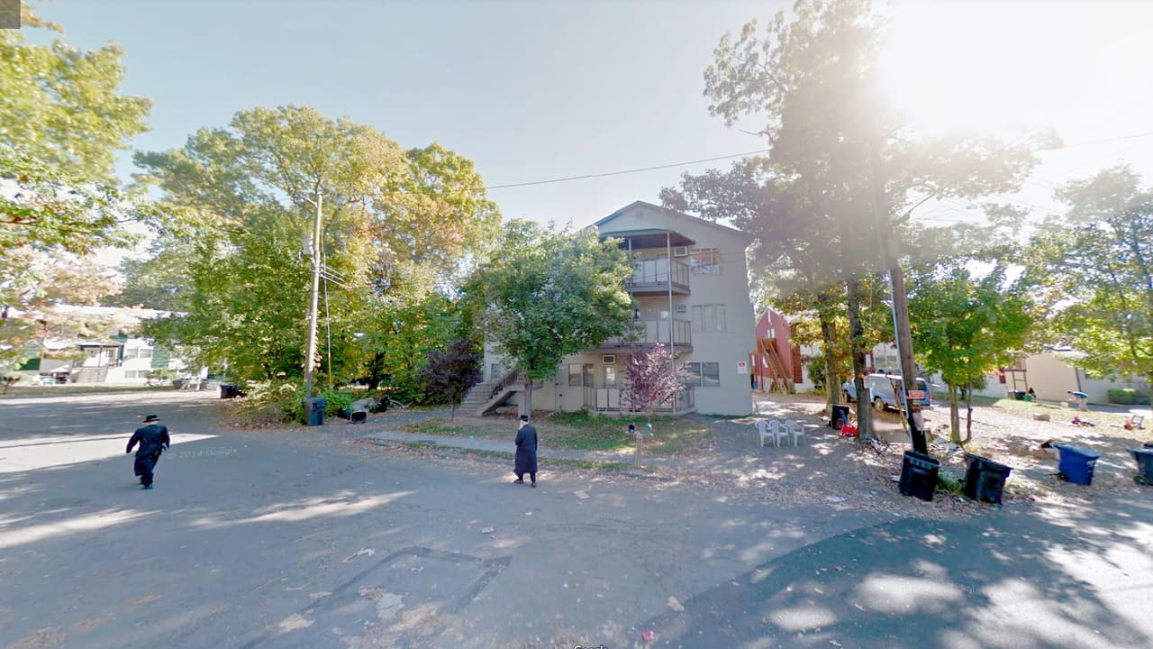 <b>Puesto 1. New Square, Nueva York. Tasa de pobreza: 64.4% (estado: 15.1%). </b>Ingreso medio por hogar: 23,924 dólares (estado: 62,765). Valor medio de la vivienda: 338,200 dólares (estado: 293,000). Población: 7,995. El estado de Nueva York tiene algunas de las ciudades más ricas y más pobres del país. Por ejemplo en el vecindario de Long Island en East Hills, a menos de 60 millas de distancia, el hogar típico gana 199,000 dólares al año. New Square tiene el índice de pobreza más alto de su estado y también de EEUU.