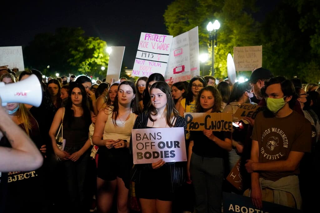 La filtración de una decisión de la Corte Suprema sobre un tema tan controvertido y aún en discusión es un hecho sin precedentes en la historia reciente del país. El aborto ha sido legal en Estados Unidos desde que en 1973 el Supremo dictaminara que el Estado no tiene derecho a intervenir en la decisión de la mujer sobre su embarazo.