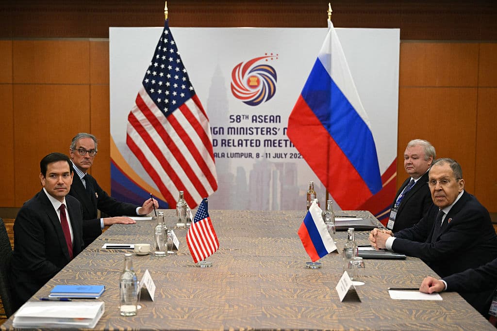 El secretario de Estado de EEUU en una reunión este jueves con su homólogo ruso Serguéi Lavrov, al margen de la reunión de ministros de Asuntos Exteriores de la ASEAN en Malasia.