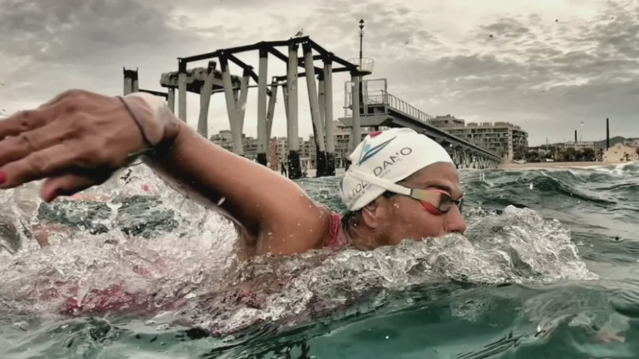 A la nadadora mexicana Nora Toledano le gustan los retos. En los últimos años, ha cruzado canales y estrechos en los siete mares del mundo. Aunque no todo son triunfos. En algunas ocasiones, dice haber sido derrotada por el océano o por sus propios miedos. 
<b><a href="https://www.univision.com/noticias" target="_blank">Lee en Univision más noticias</a>.</b>