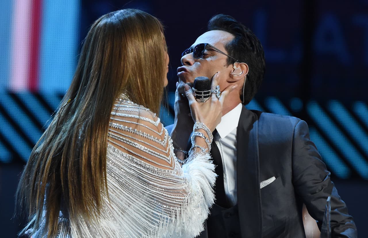 Fue tan lindo el momento que se generó que incluso se besaron en el escenario. ¡Qué momento!