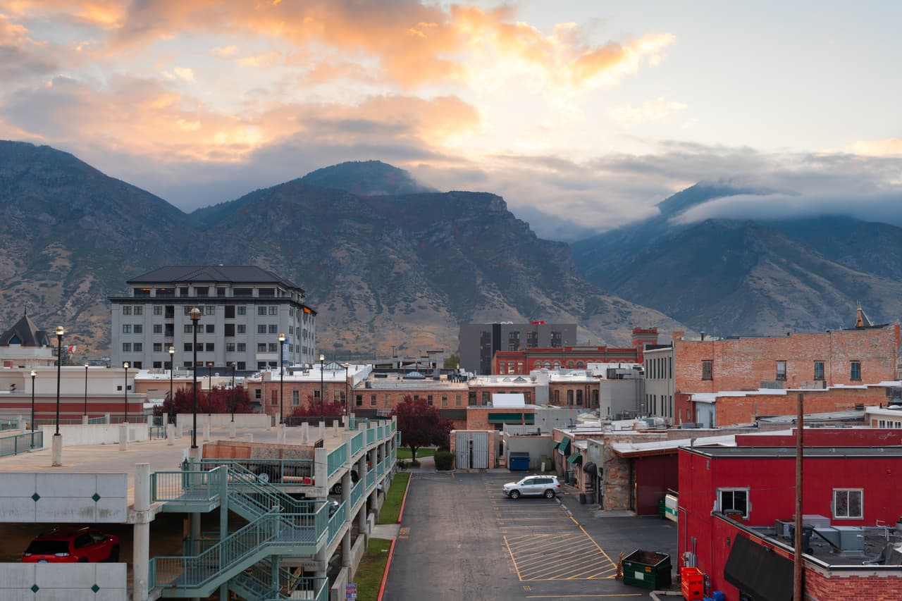 <h3 class="cms-H3-H3">1. Provo-Orem, Utah</h3>
<br>
<br>👟 
<b>Media de edad: </b>25.0 años.
<br>
<br>👟
<b> Población que asiste a la universidad: </b>12.9%
<br>
<br>👟 
<b>Población menor de 18 años:</b> 35.6%
<br>
<br>👟 
<b>Población mayor de 65 años: </b>7.7%
<br>
<br>👟
<b> Población:</b> 633,129 habitantes.
<br>