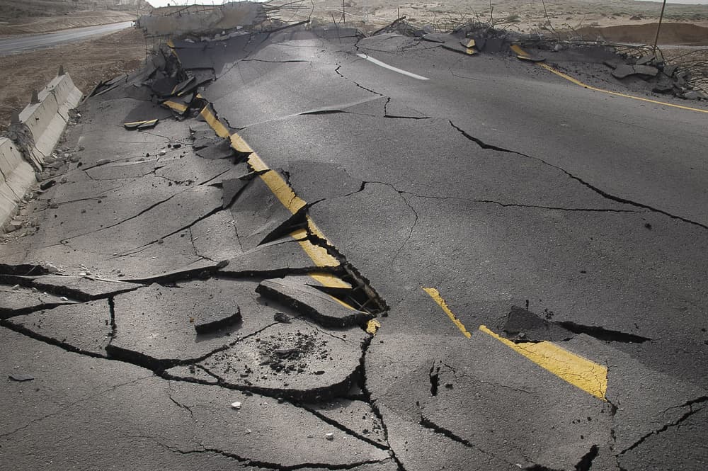 <b>Signos de tierra (Tauro, Virgo y Capricornio)</b>
<br>El elemento tierra también se ve involucrado dentro del fenómeno del huracán pues el mismo provoca deslizamientos de tierras, inundaciones que anegan la superficie y tiene poder destructor sobre las estructuras colocadas sobre la tierra.