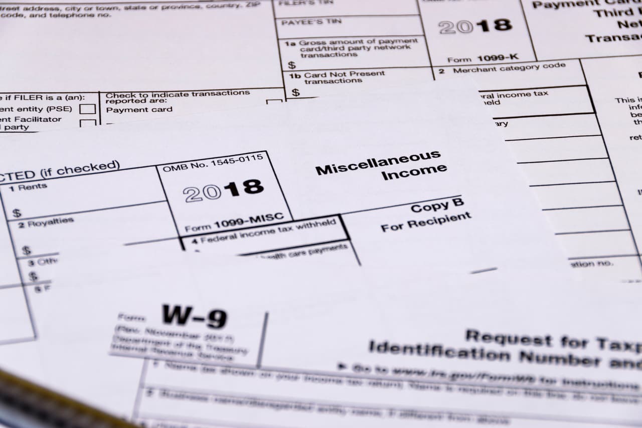 <b>Mi dirección cambió, ¿qué puedo hacer para notificarle la nueva al IRS?</b> Si tu dirección cambió y aún no has declarado tus impuestos del 2019, solo debes detallar tu nueva dirección cuando prepares tu declaración. El IRS actualizará tu información al procesar tu declaración de impuestos.
<br>
<br>Si tu dirección cambió después de que presentaste tu declaración, debes notificar a la oficina postal correspondiente a tu antigua dirección. Y, como no todas las oficinas postales reenvían los cheques del gobierno a las nuevas direcciones, el IRS recomienda que le notifiques directamente usando el documento 
<b><a href="https://www.irs.gov/pub/irs-pdf/f8822.pdf" target="_blank">8822</a></b> o el 
<b><a href="https://www.irs.gov/pub/irs-pdf/f8822b.pdf" target="_blank">8822-B</a></b>, el que corresponda, y enviándolo a la dirección que figura en ellos.