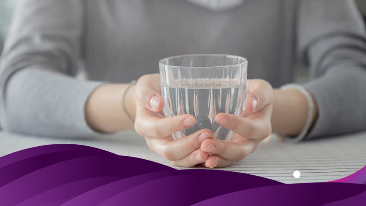 <b>Mantenerse hidratado- </b>Beber 
<b>agua</b> es una de las mejores maneras de mantener nuestro organismo en funcionamiento y el sistema inmune activado, sobre todo cuando vas de viaje en avión.
<br>