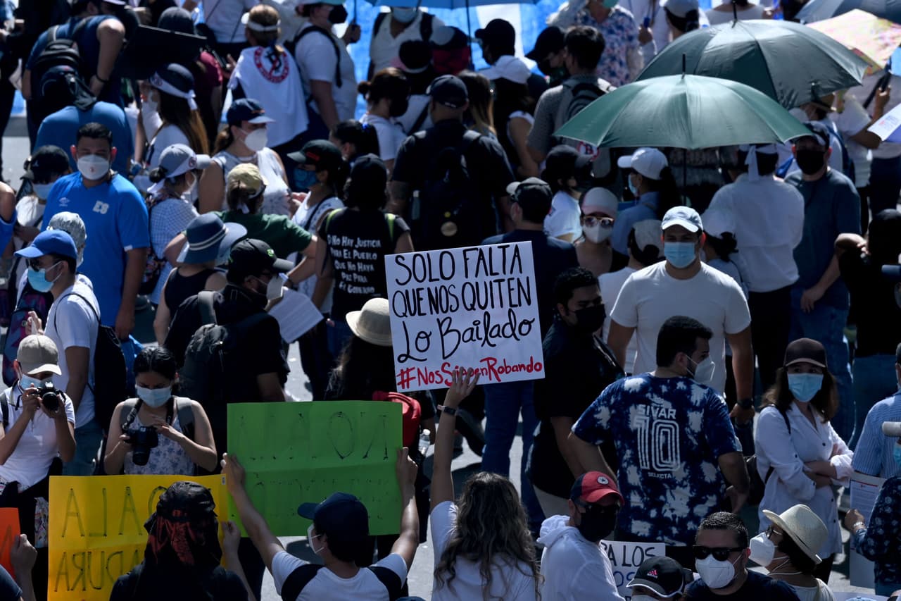Los manifestantes también mostraron su oposición a una reciente interpretación que la Sala de lo Constitucional de la Corte Suprema de Justicia hizo de la Carta Magna, para permitir la reelección presidencial inmediata de Bukele. Los magistrados que fallaron a favor de la repostulación consecutiva del mandatario, si así lo desea, 
<a href="https://www.univision.com/noticias/america-latina/nuevo-congreso-de-el-salvador-aliado-de-bukele-destituye-a-jueces-y-fiscal-general">fueron nombrados por el Congreso oficialista el 1 de mayo</a>, tras destituir a los jueces anteriores.
