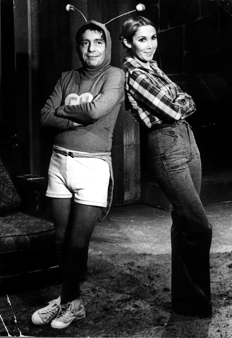 En su primer matrimonio con Graciela Fernández, el actor tuvo seis hijos. Cuando su relación terminó, comenzó un romance con Florinda Meza, lo que sorprendió a más de un televidente.
<br>La pareja vivió en unión libre durante 27 años y se casaron en 2004. De cuando en cuando, la actriz de 72 años recuerda a su esposo con tiernos mensajes en redes sociales.