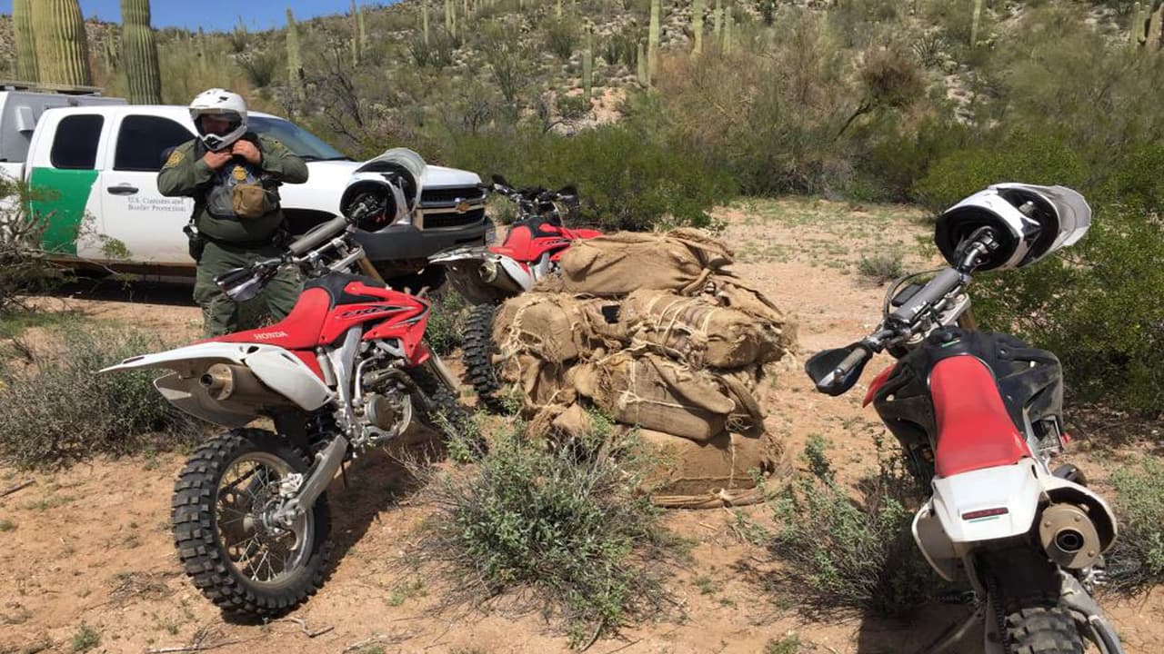 Agentes patrullando en motocicleta encontraron paquetes de marihuana al este del desierto de Arizona.