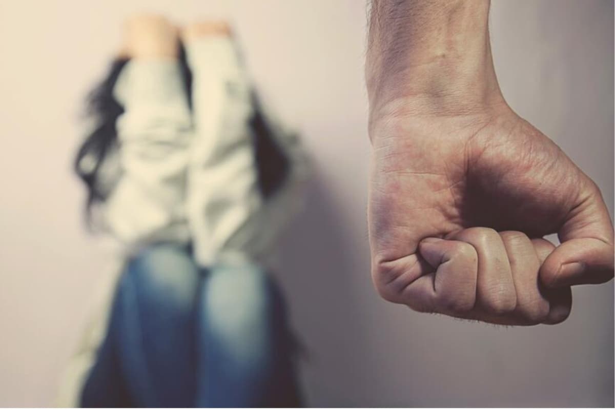 La violencia doméstica afecta a 12 millones de ciudadanos cada año en Estados Unidos y un gran porcentaje de esa cifra son latinos, quienes prefieren no denunciar por temor a represalias por su situación migratoria. Pero muchas de estas personas son asesinadas por el abusador.