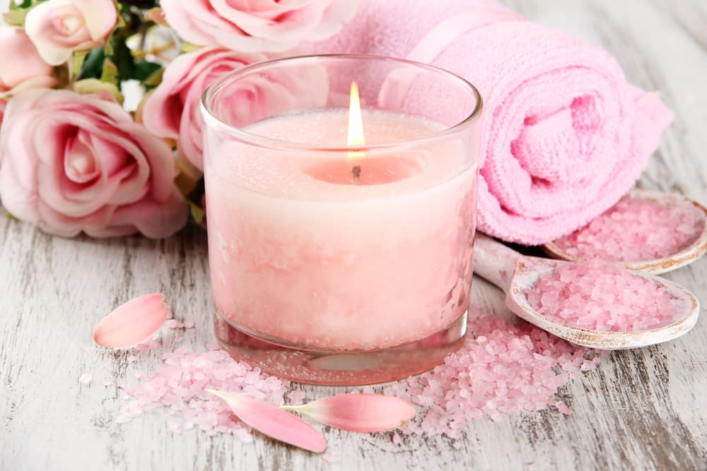 Deja que la vela rosa se consuma en el ritual y, en plena concentración, mientras vas cerrando bien el coco, dirás el siguiente mantra.