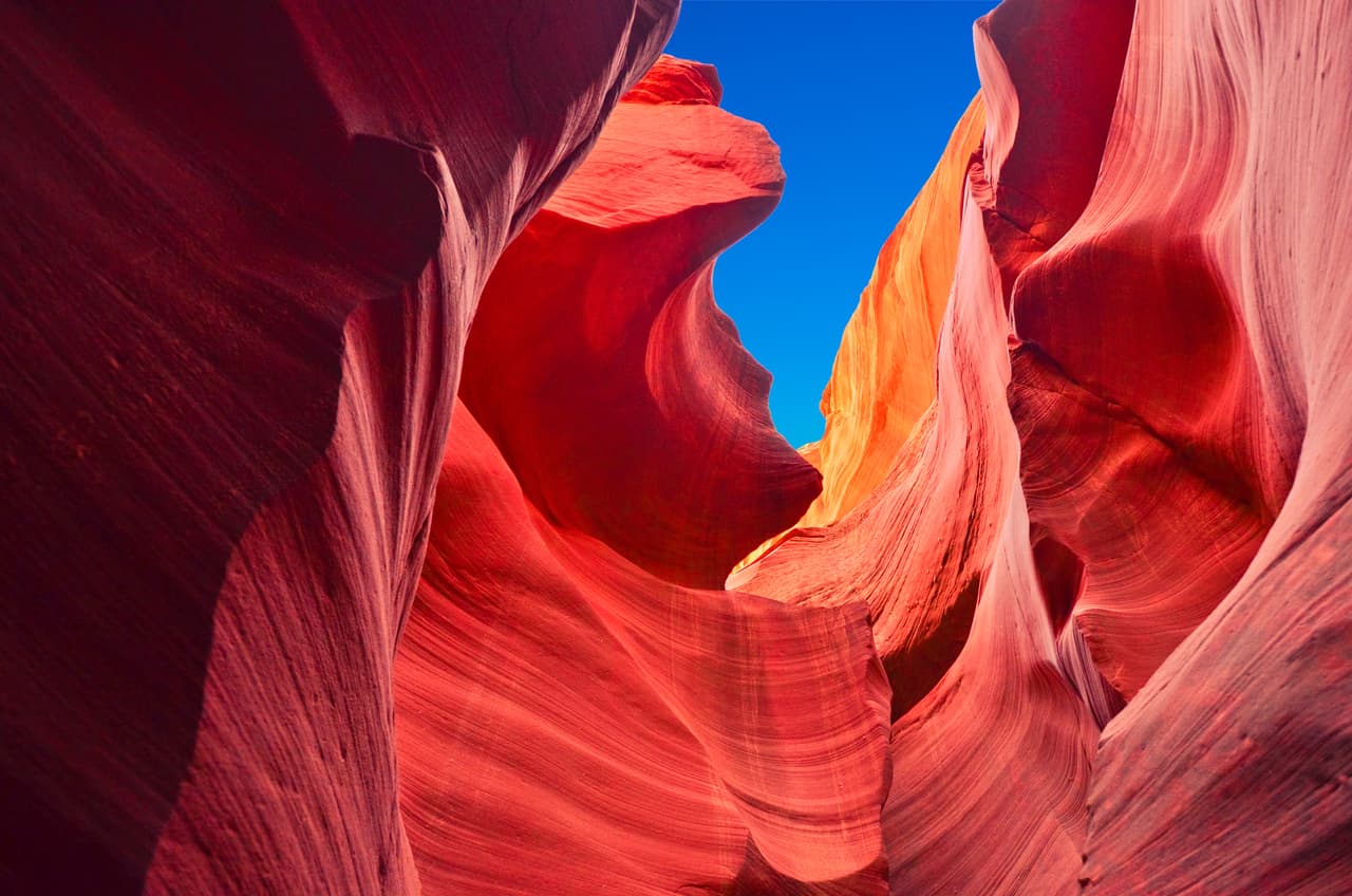 Grand Canyon: párese en el borde y mire el cañón. Su magnitud y su belleza nos humillan. Su eternidad contrasta inevitablemente con nuestra breve existencia. En sus espacios infinitos, muchos encuentran el consuelo para sus agitadas vidas (así presentan este parque impresionante que en el 2015 fue visitado por más de 5 millones de personas)