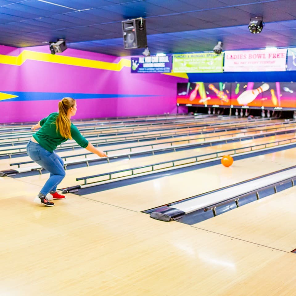 Goza de una ronda de boliche en 
<b>Melody Lanes</b>, tambien ubicado en Industry City, en la calle 461 37th St, Brooklyn, NY 11232. Las horas son de 9 am hasta 12 am.
<br>