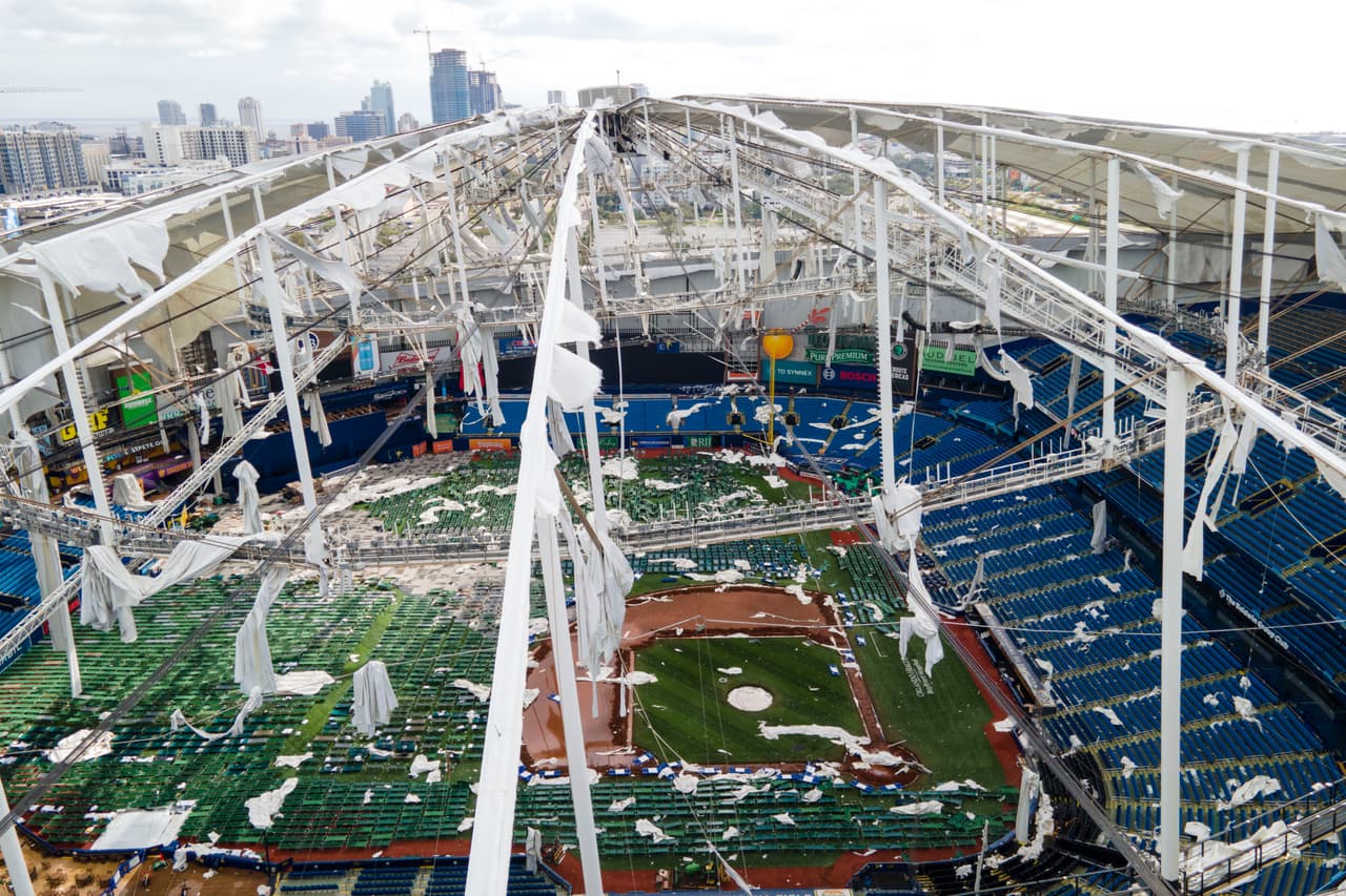 Así quedó el techo del 
<i>Tropicana Field</i> luego de que el 
<a href="https://www.univision.com/noticias/meteorologia/devastacion-muertes-y-escasez-de-combustible-el-saldo-del-huracan-milton-florida">huracán Milton azotara la zona de St. Petersburg, Florida, en una foto del 10 de octubre de 2024.</a> Los vientos de Milton alcanzaron las 182 millas por hora, lo que lo hizo en uno de los huracanes más fuertes registrados en el golfo de México. El único mayor fue Rita en 2005.