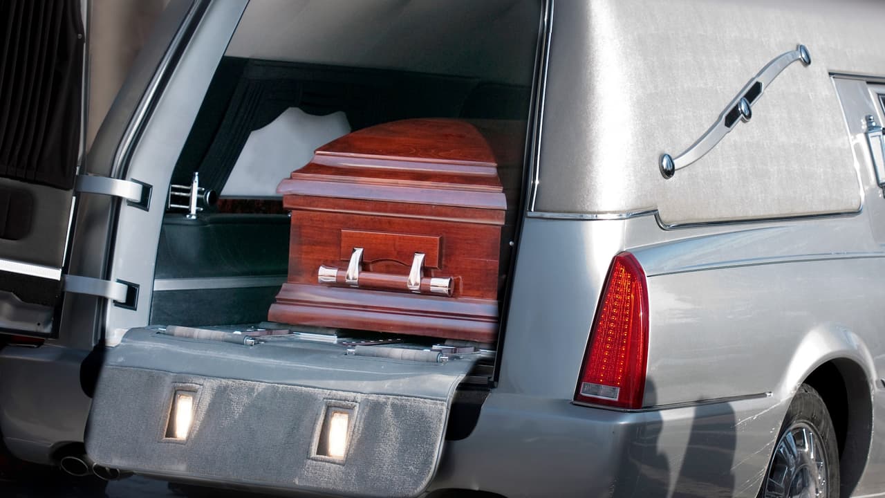 Abrieron el ataúd y no era su familiar: demandan a funeraria de California por enviar a El Salvador un cuerpo equivocado
