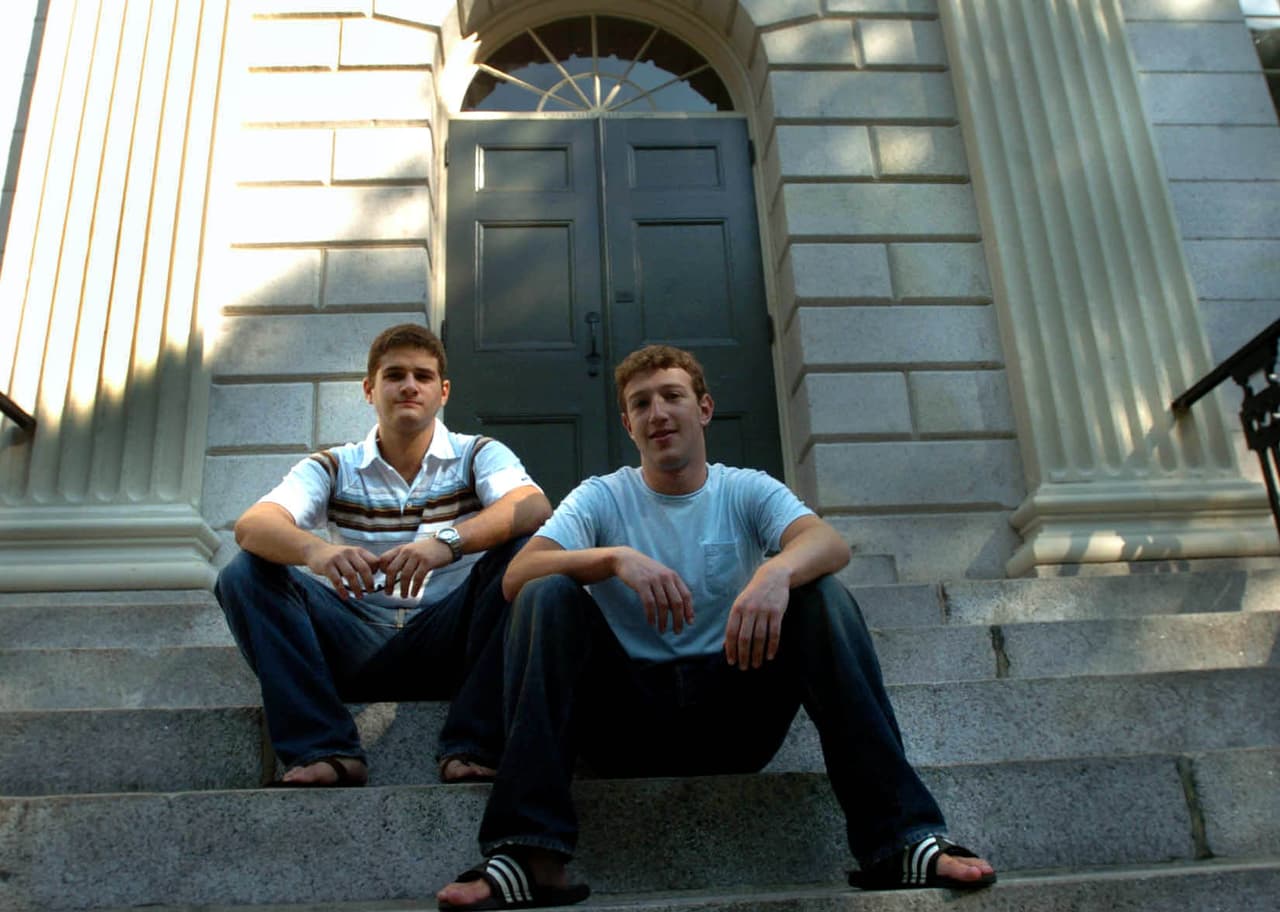 <b>El germen de Facebook, finales de 2003.</b> Cuando Mark Zuckerberg cursaba segundo año en la Universidad de Harvard creó en su dormitorio universitario a Facemash, un juego en línea que utilizaba la base de datos de la universidad y mostraba fotografías de los estudiantes para ser calificadas según sus cualidades físicas como ‘Hot or Not’ (caliente o no, en inglés). El juego fue cancelado y la página cerrada, pero fue el antecedente de la red social.