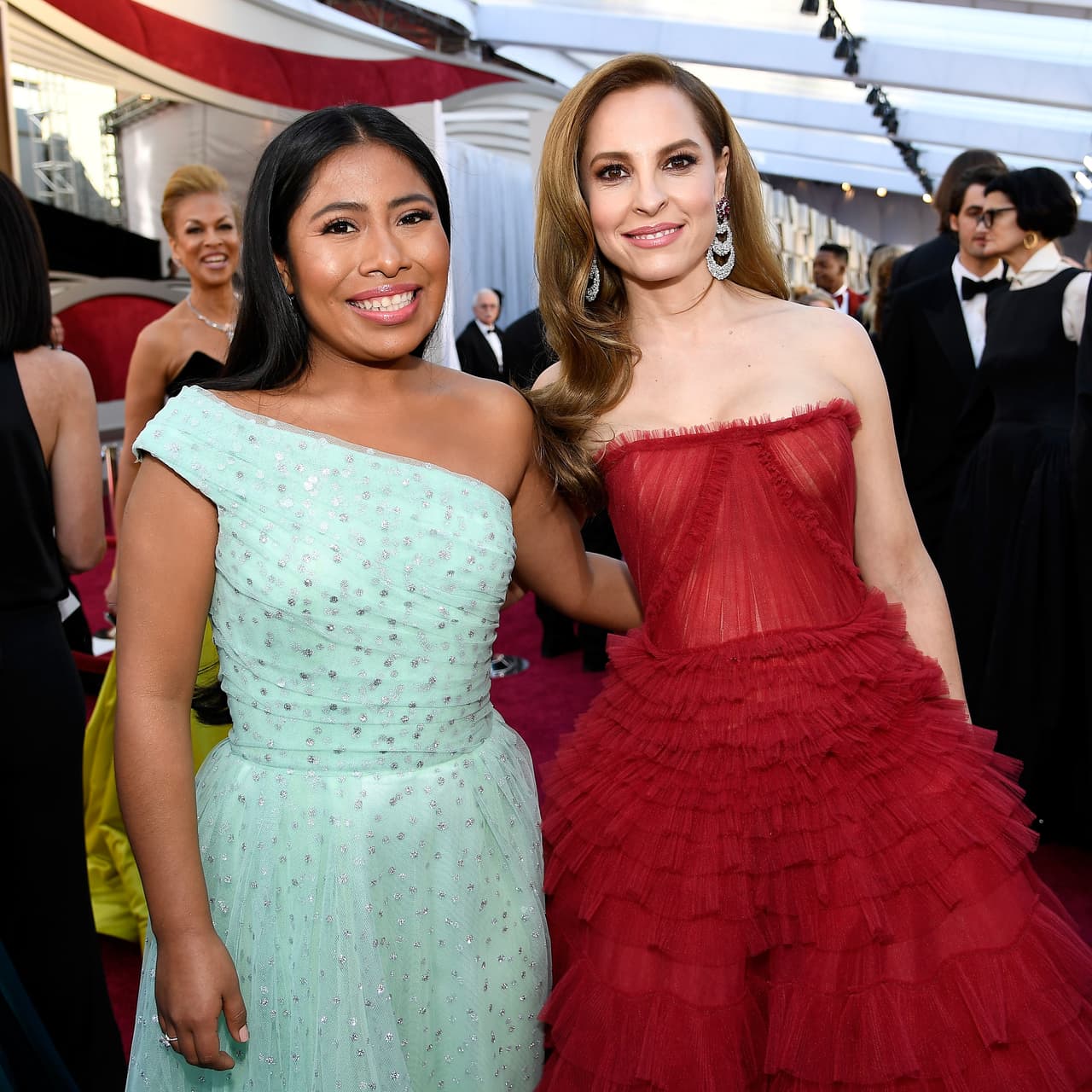 En vestidos de gala de Rodarte y J. Mendel, las mexicanas dieron numerosas entrevistas en la alfombra de los premios.