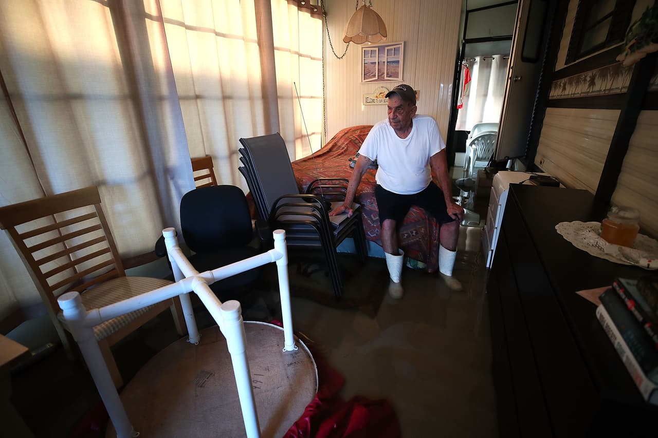 BONITA SPRINGS, FLORIDA. Don Cole sentado en su casa este martes, que aún sigue inundada. Millones de usuarios se quedaron sin luz en el estado de Florida, según FPL, para el 22 de septiembre la empresa eléctrica aspira a tener todo el servicio eléctrico reconectado en el estado.