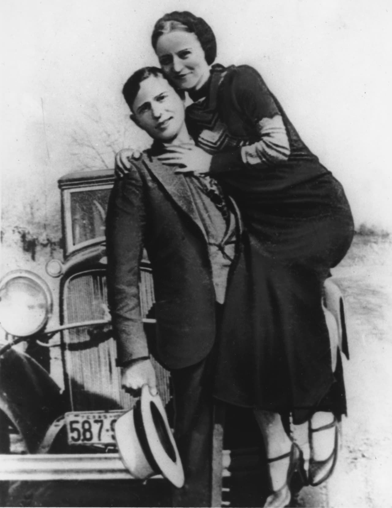 Los criminales Clyde Barrow y su compañera, Bonnie Parker, fueron muertos a tiros por oficiales en una emboscada cerca de Sailes, Louisiana, el 23 de mayo de 1934. Desde 1931 habían recorrido el centro de EEUU junto a su pandilla cometiendo robos y asesinatos, y ganaron notoriedad a nivel nacional. La cacería humana que terminó la carrera criminal de esta pareja fue una de las más espectaculares que las autoridades hubieran hecho hasta ese momento, según reseña el sitio de casos y criminales famosos del Buró Federal de Investigaciones.
<br>