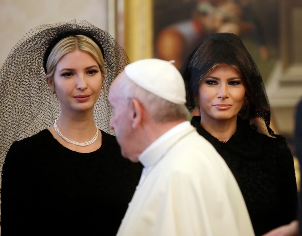 Ivanka Trump y Melania Trump frente al papa Francisco.