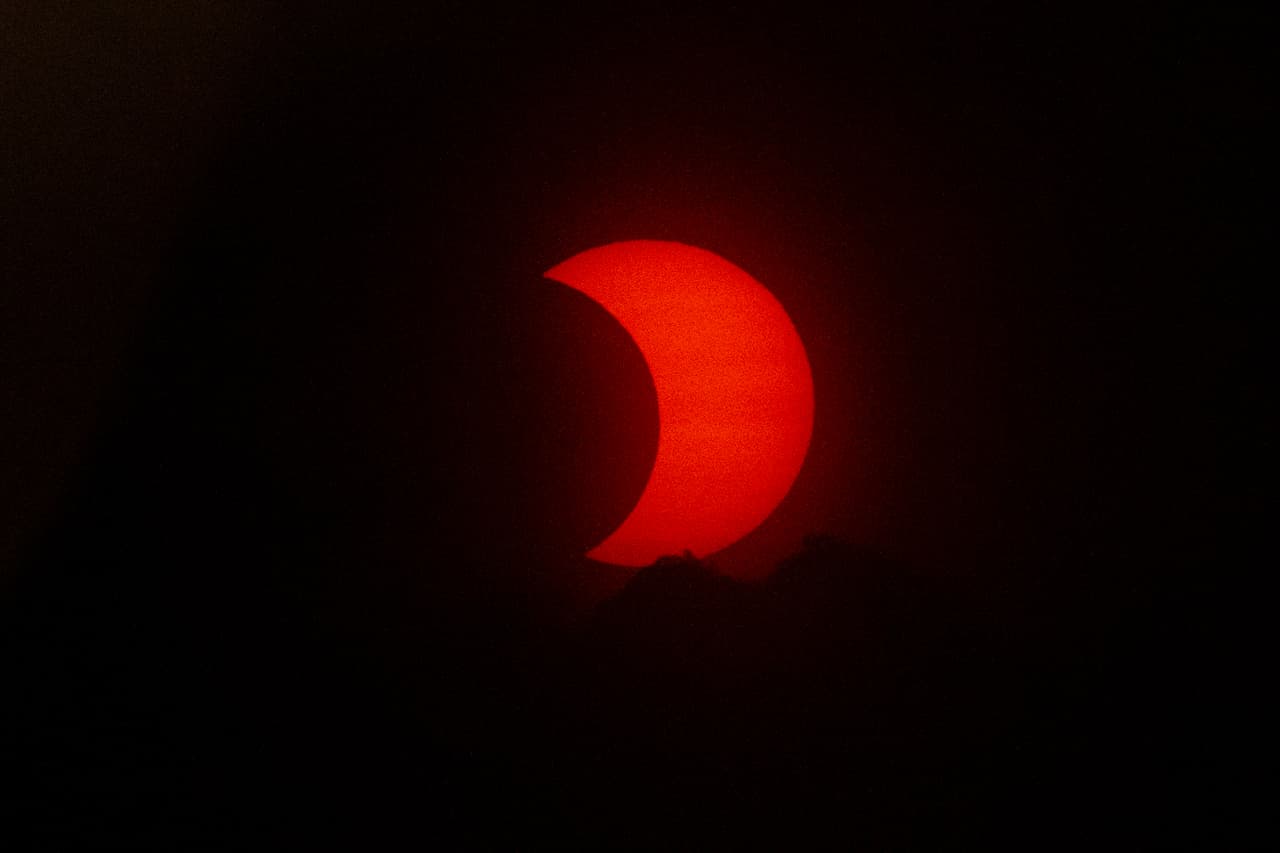 En el resto del estado, el eclipse 
<b>será parcialmente visible hasta en un 80%</b>, en algunas áreas como Phoenix y Tucson; los residentes no podrán apreciar el anillo de fuego, pero sí cómo la luna cubre de manera parcial la luz del sol. Se estima que el pico del evento ocurra alrededor de las 9:32 a.m. (MDT).