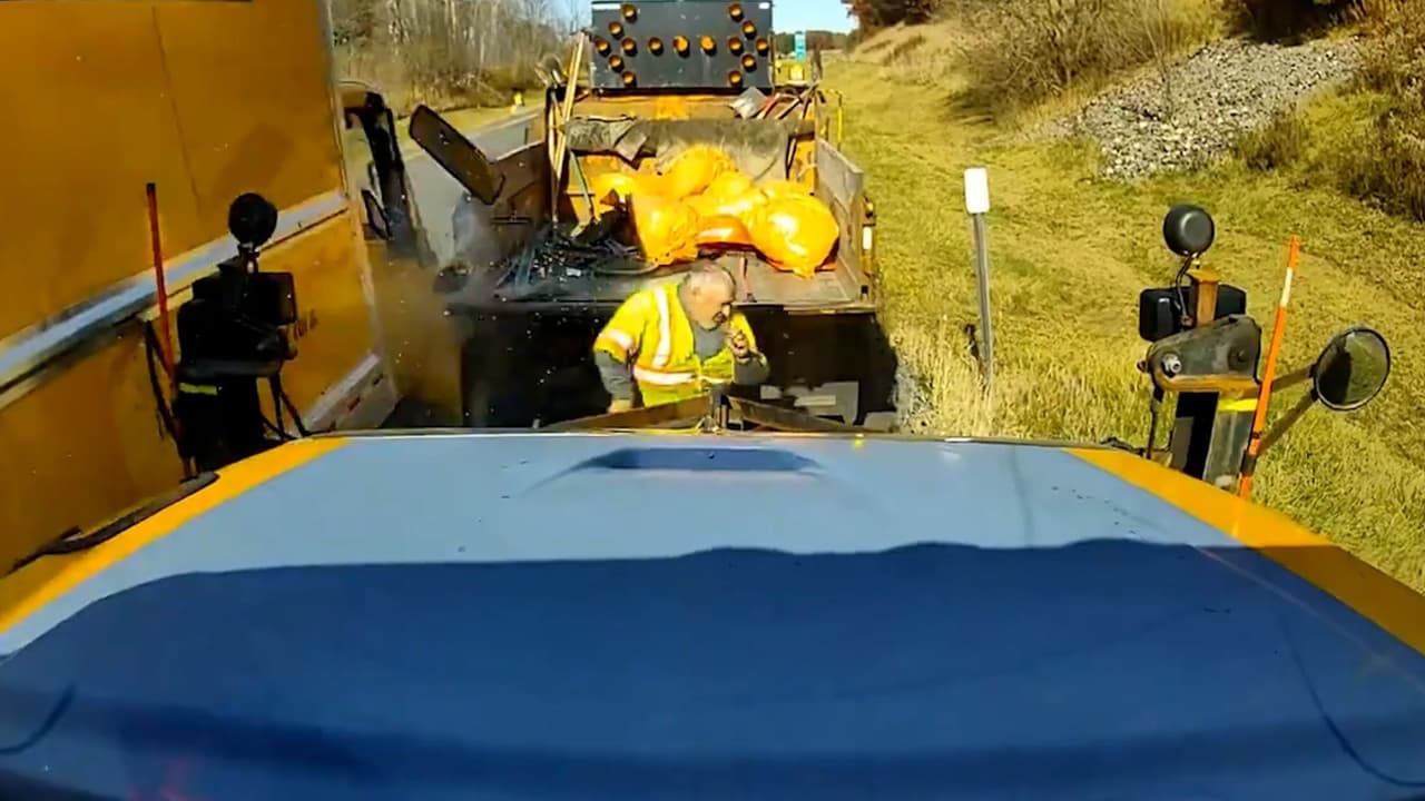 Trabajador se salva por centímetros de ser embestido por tráiler en autopista de Nueva York