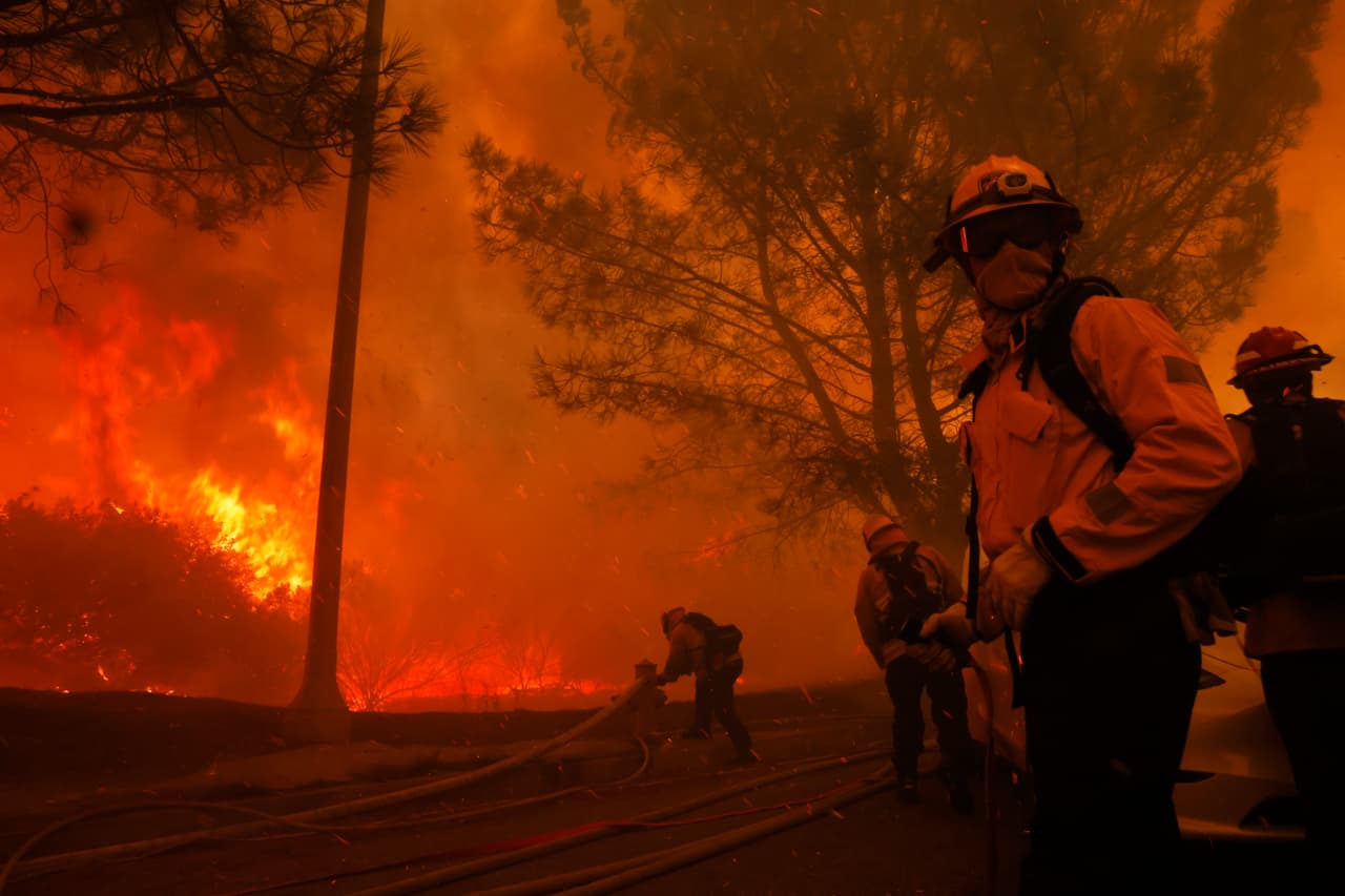 Zonas afectadas: Las evacuaciones obligatorias incluyen
<b> Merrimac Road, Topanga Canyon Boulevard y áreas al sur de Pacific Coast Highway.</b>