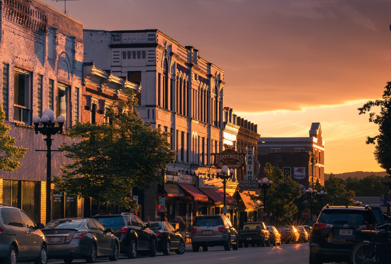<b>Puesto 12: La Crosse, Wisconsin.</b> El 73.7% de los hogares gasta menos del 30% de sus ingresos en vivienda. El viaje de ida y vuelta al trabajo es de dos horas y 56 minutos a la semana, el decimoquinto más corto del país.
<br>