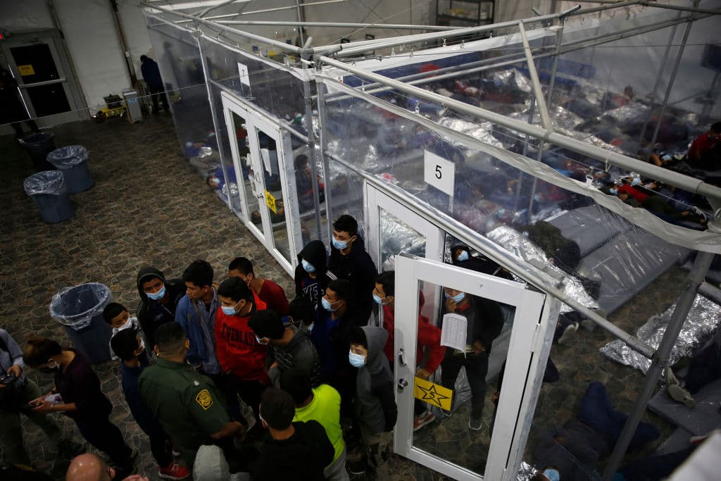 Reportan presuntos abusos y negligencias en albergue provisional de menores inmigrantes en Texas