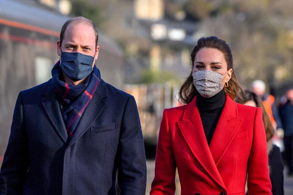 Igual que en todo el mundo, 
<b>2020 representó un hito</b> para los duques de Cambridge. La pandemia de covid-19 obligó a la familia a apartarse de los eventos públicos. Sin embargo, se dieron tiempo de visitar asilos para rendir tributo a los trabajadores de la salud.