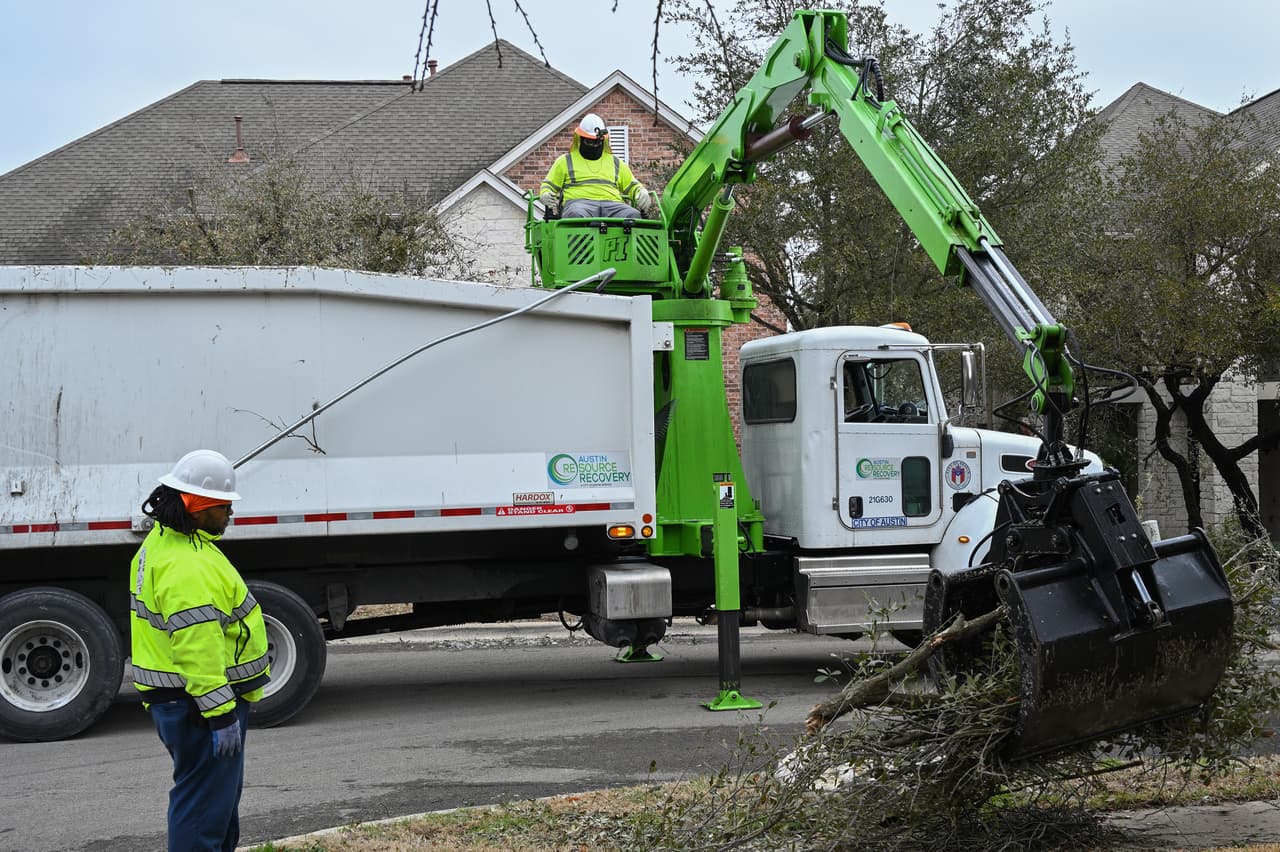 Continúa recogido de escombros de árboles en Austin tras tormenta invernal en febrero