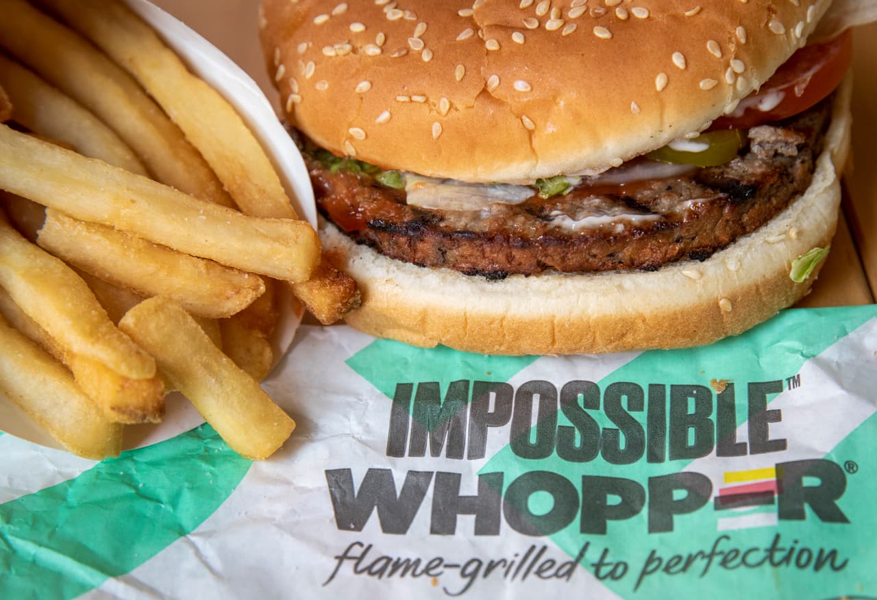 <b>Carne que no es carne, un debate por el cambio en la alimentación mundial </b>
<br>
<br>El auge de las hamburguesas vegetarianas creadas por 
<a href="https://impossiblefoods.com/better-prices-2021?utm_term=impossible%20burger&utm_campaign=DTC_Brand_Impossible+Burger_Exact&utm_source=adwords&utm_medium=ppc&hsa_acc=2479765405&hsa_cam=10202436602&hsa_grp=107706882611&hsa_ad=521207831160&hsa_src=g&hsa_tgt=kwd-338629753349&hsa_kw=impossible%20burger&hsa_mt=e&hsa_net=adwords&hsa_ver=3&gclid=Cj0KCQjwpf2IBhDkARIsAGVo0D3A2J2rIQr9zkTfcSkauvlSpMvvWIBuJBAqHE7pkIBJ93bD89Wr6XIaAsLoEALw_wcB" target="_blank">Impossible Food</a> y otras compañías en la última década han inspirado en el público entusiasmo y polémica. Sin embargo, 
<a href="https://www.univision.com/noticias/citylab-medio-ambiente/la-hamburguesa-vegana-perfecta-que-puede-ayudar-a-hacer-ciudades-mas-sustentables"><u>la revolución de los sustitutos de la carne es un hecho</u></a>, parte de la solución a uno de los problemas más urgentes del mundo: el consumo masivo de un producto extremadamente contaminante.
<br>
<br>Mientras algunas 
<a href="https://www.univision.com/noticias/dinero/mcdonalds-ensaya-apuesta-por-hamburguesas-vegan"><u>cadenas de comida rápida han ido ensayando el uso de estas hamburguesas</u></a>, algunos expertos 
<a href="https://www.vox.com/future-perfect/2019/10/7/20880318/meatless-meat-mainstream-backlash-impossible-burger"><u>han criticado que sean productos altamente procesados</u></a>. 
<br>
<br>
<a href="https://www.univision.com/noticias/medio-ambiente/alimentos-cambio-climatico-emisiones-gases-fotos"><u>Vea aquí los alimentos que más contribuyen al calentamiento global</u></a>
<br>