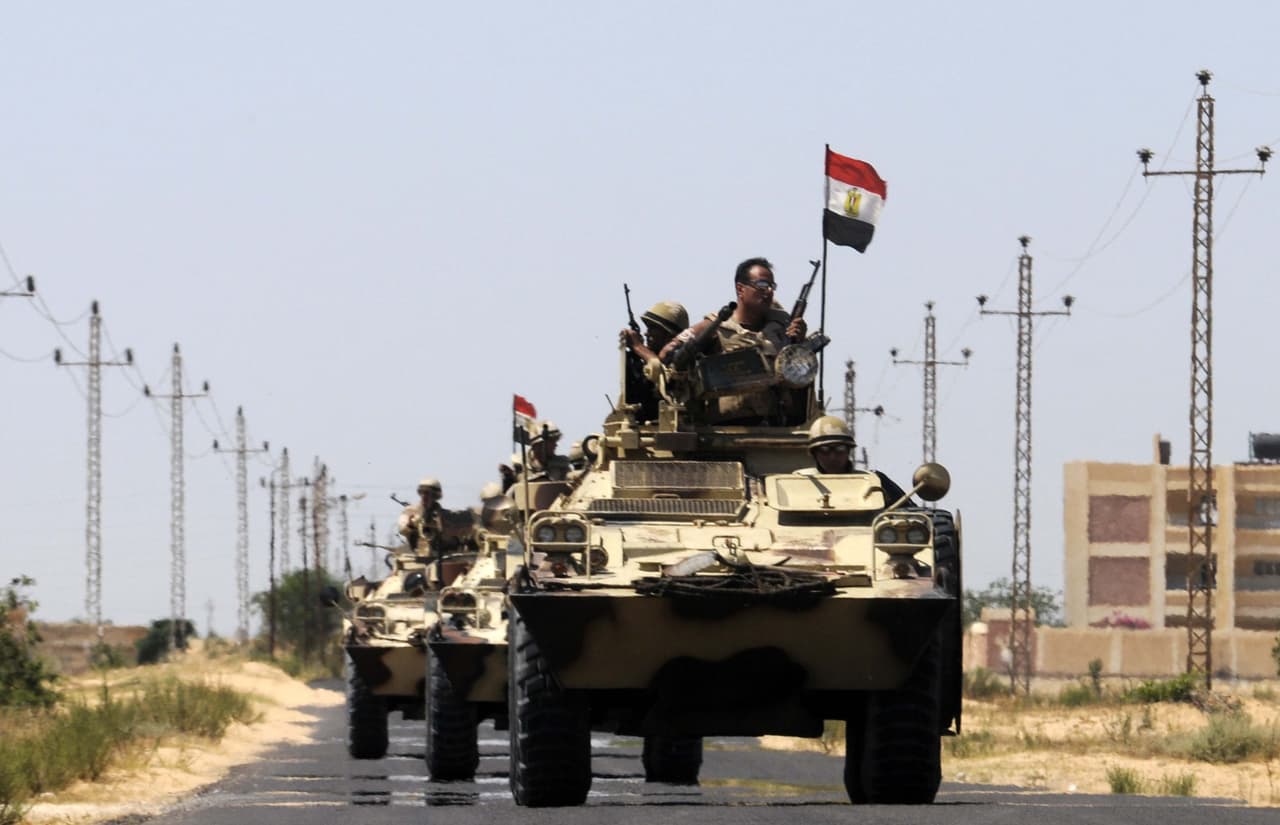 <b>Puesto 12. Egipto. </b>Su población es de m´ás de 99,000,000 de habitantes
<b>. </b>Tiene un total de 920,000 militares, entre activos y reservistas. Cuenta con 1,092 aeronaves, 2,160 tanques, 319 buques 2 portaaviones, 6 destructores y 4 submarinos, entre otros. Tiene un 
<i>Powerindex</i> de 0.2283 puntos.