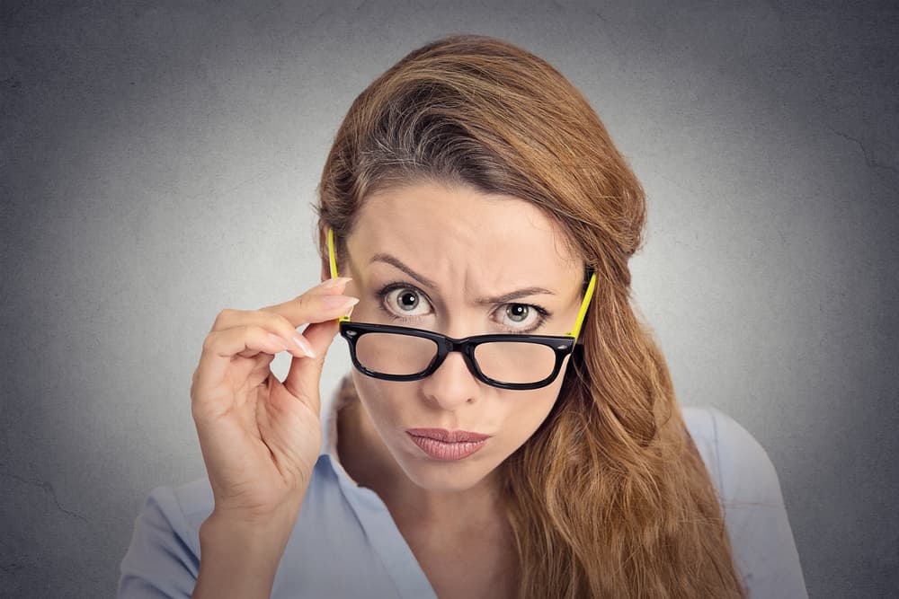 Cuando esas críticas se hacen insoportables y se empieza a encontrar defectos y problemas en todo lo que antes no sucedía te estará enviando una señal de alarma que debes considerar porque algo no está marchando bien en esa persona, sobre todo en su mundo emocional.