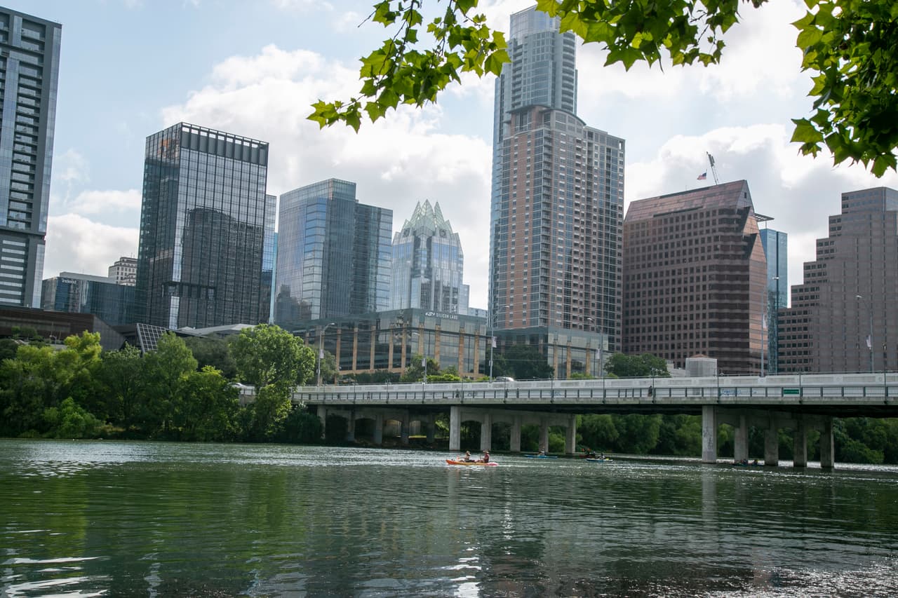 Los científicos monitorean de manera rutinaria la calidad del agua del lago Lady Bird y anualmente brindan los resultados en línea como parte del Índice de lagos de Austin.