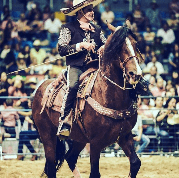 Desde Guanajuato el cantante José Julian también heredó el gusto por los caballos, y en su rancho cuanta con una gran variedad de equinos pura sangre a los cuales entrena personalmente para llevarlos a sus presentaciones.