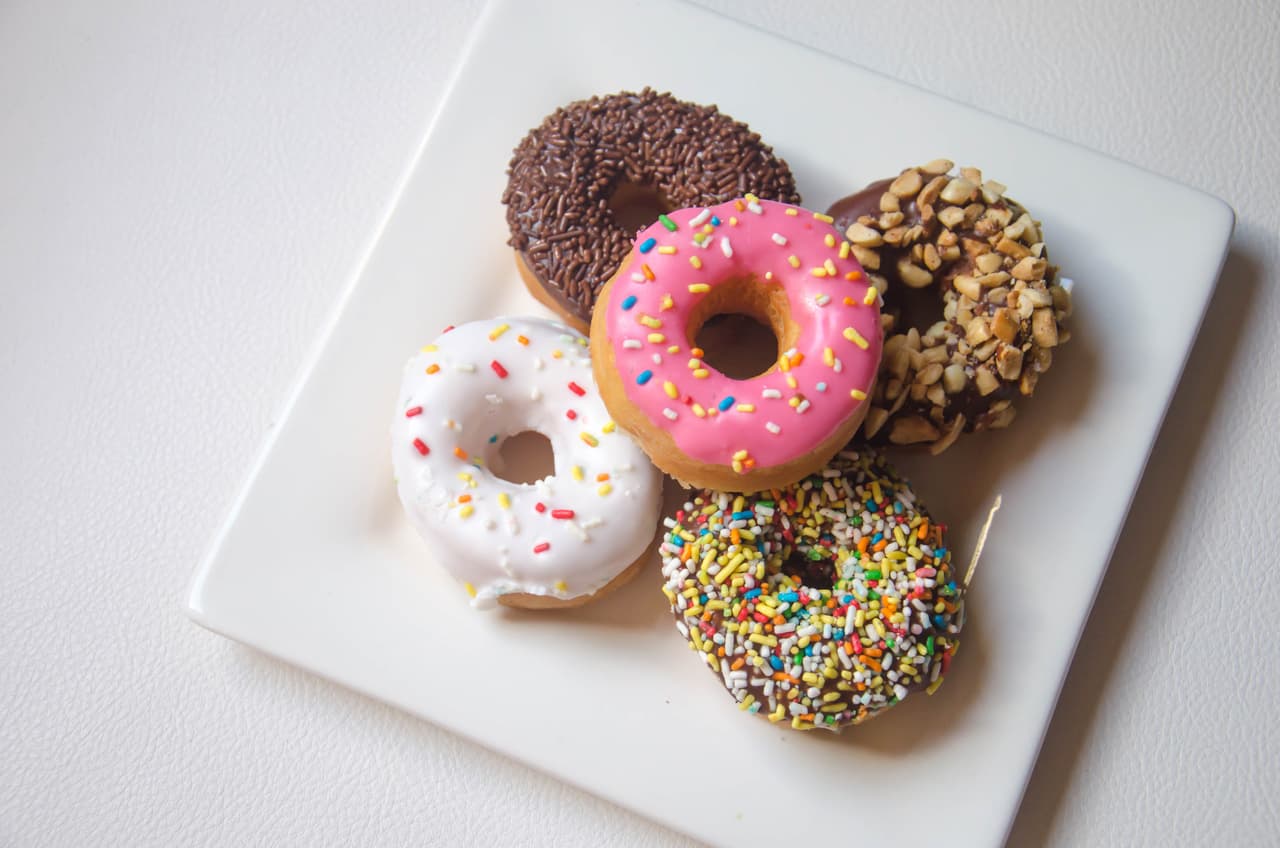 <b>Donas o donuts. </b>Sentimos comunicarlo pero las donas, y en especial las recubiertas como los de la fotografía, son otro de los alimentos a evitar. Las grasas trans se usan con frecuencia porque son baratas y aumentan la duración y la estabilidad del sabor de los alimentos que los contienen.