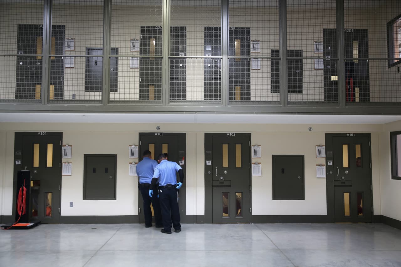 Crecen temores en centro de detención de ICE por fuerte aumento de casos de covid