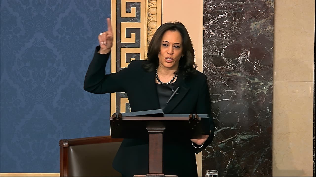 Como senadora fue una de las voces en contra del expresidente Trump durante su primer juicio político, que se realizó entre finales de 2019 y comienzos de 2020. Esta fotografía fue tomada durante las discusiones en el proceso contra el mandatario en el Senado en febrero de este año. 
<br>