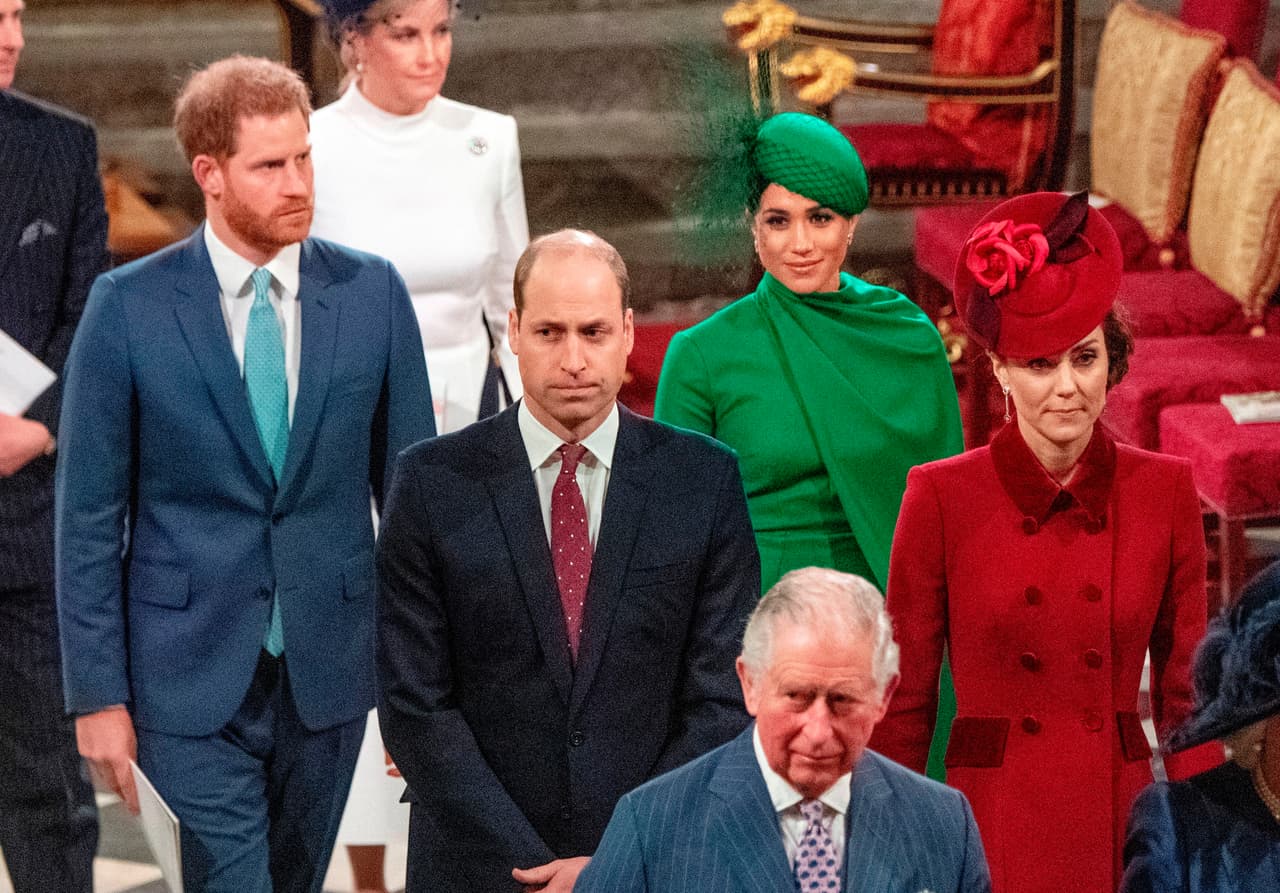 Esta supuesta razón también fue desechada por Markle, pues dijo a través de su portavoz que la afirmación de un posible "desaire" sería algo 
<b><a href="https://www.univision.com/famosos/principes-harry-william-no-pasaran-juntos-navidad-intercambiaron-regalos-2020-fotos" target="_blank">"ridículo, si no es que ofensivo". </a></b>
<br>