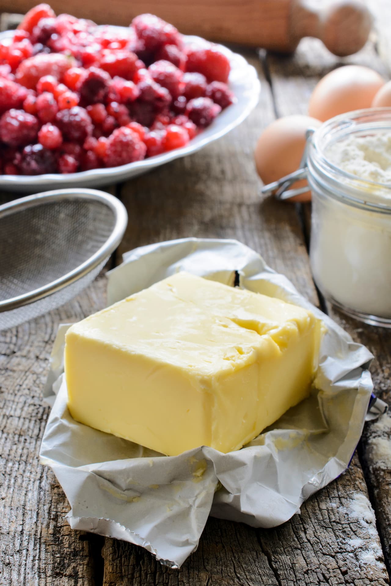 <b>Reduce grasas y alcohol:</b> Las grasas como dulces, carnes y embutidos retrasan el vaciamiento del estómago, mientras que el exceso de alcohol altera los movimientos del esófago y la presión, lo que favorece el reflujo e incluso una esofagitis. 
<br>
