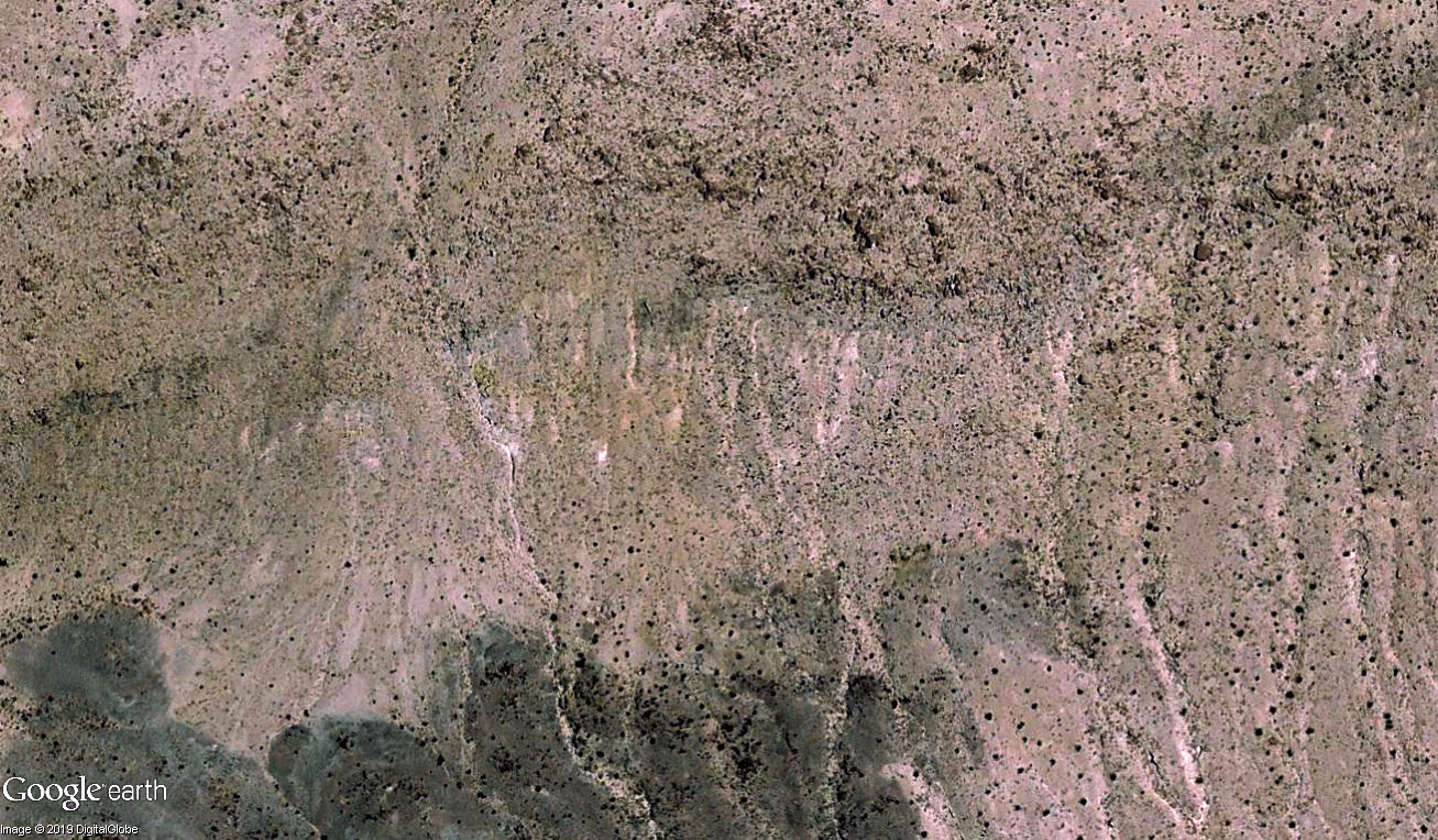 El Servicio Geológico de Estados Unidos anunció que la posibilidad de un terremoto de magnitud 7 o superior, como resultado de los terremotos de Ridgecrest, es de 1 en 300, una probabilidad baja.
<br>
<br>Otra imágen que muestra el desplazamiento de las fallas durante el sismo de 7.1
<br>