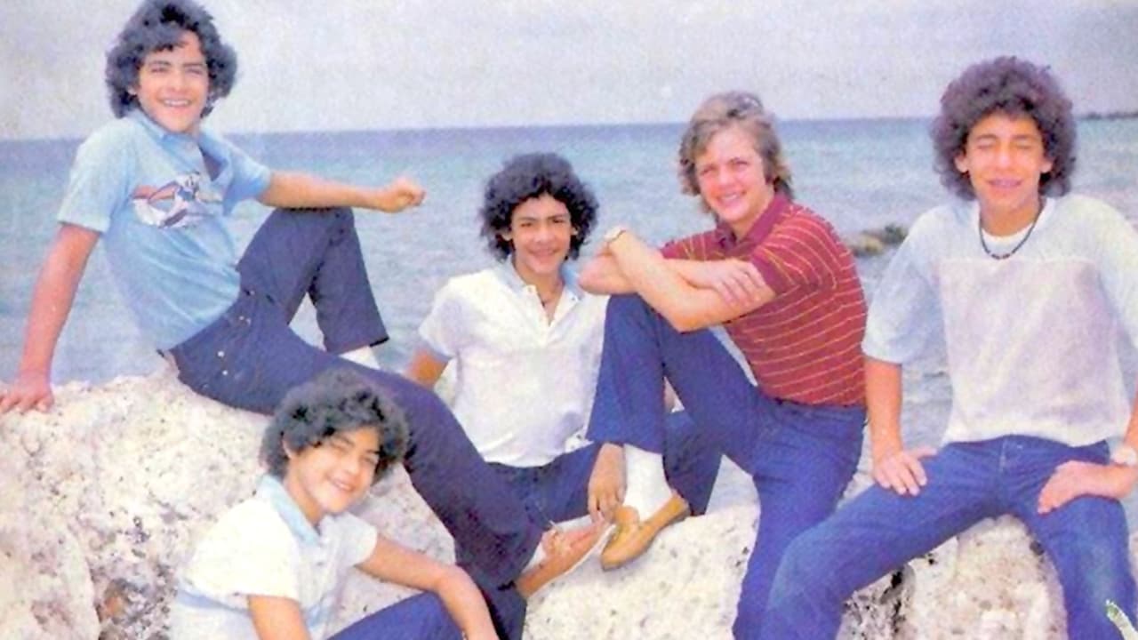 Más tarde, en un documental de HBO 'Menudo: Forever Young',
<b> integrantes del grupo Menudo revelarían lo que pasaba tras los escenarios. </b>Algunos refieren ser víctimas de explotación laboral o malos tratos, pero como lo que Roy Roselló ha expresado hasta ahora, no hay más. Sin embargo, algunos como 
<b><a href="https://www.univision.com/shows/despierta-america/johnny-lozada-pide-no-asustarse-y-aclara-por-que-hay-que-ver-el-documental-de-menudo-video" target="_blank">Johnny Lozada </a></b>
<a href="https://www.univision.com/shows/despierta-america/johnny-lozada-pide-no-asustarse-y-aclara-por-que-hay-que-ver-el-documental-de-menudo-video" target="_blank">han dicho que por su parte no vivieron estos abusos</a>: "Discúlpenme, pero lo que ustedes vivieron, yo no lo viví". 
<br>