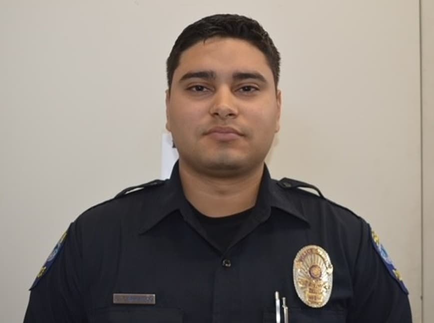 Una persona que pasaba por la zona y halló a Carrasco Jr. herido llamó al 911. Las autoridades llegaron al sitio y el oficial fue trasladado al Centro Médico Regional Comunitario, en donde fue ingresado a cirugía. 
<a href="https://www.univision.com/local/fresno-kftv/muere-oficial-policia-selma-fotos">Sin embargo, más tarde falleció. </a>