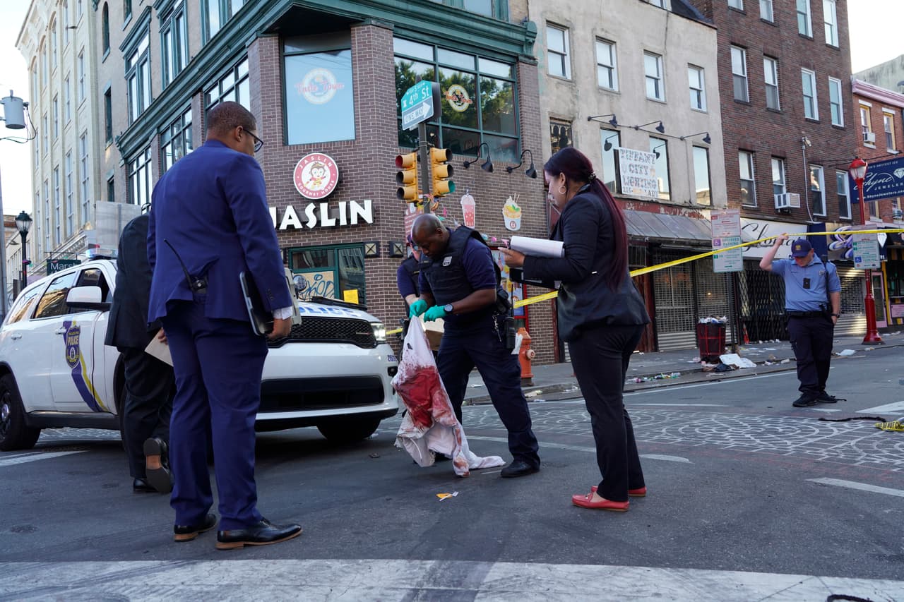 Al menos 
<b><a href="https://www.univision.com/local/philadelphia-wuvp/tres-muertos-12-heridos-tiroteo-south-street-filadelfia" target="_blank">15 personas recibieron disparos y tres de ellos murieron</a></b> cuando hombres armados dispararon contra una multitud en un tramo popular de South Street, en Filadelfia, poco antes de la medianoche del sábado, 4 de junio. Las víctimas mortales son dos hombres y una mujer.
